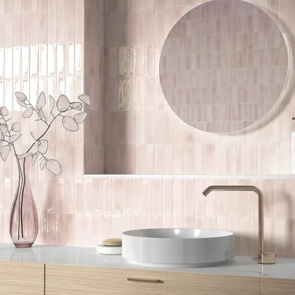 bathroom tile manufacturers catalogue´s picture showing a beautiful restroom decorated with beige tiles 